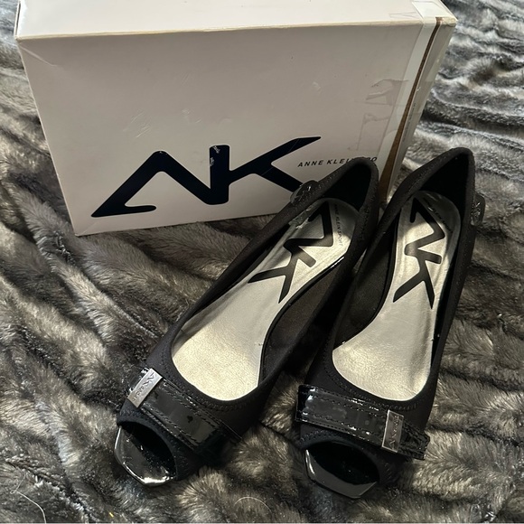Anne Klein Black Open Toe 9.5M Classic Buckle Wedding Elegant Timeless Prom - Picture 1 of 5